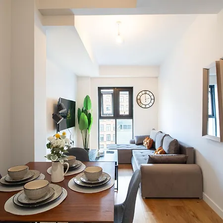 Elegant Riverside Penthouse With City Views リーズ