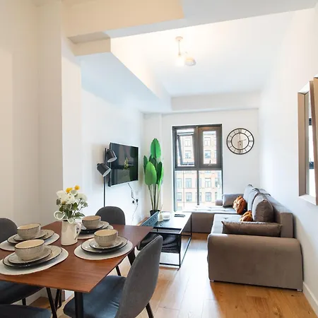 Elegant Riverside Penthouse With City Views アパート リーズ