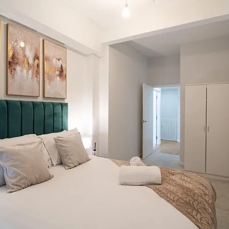 Elegant Riverside Penthouse With City Views アパート *