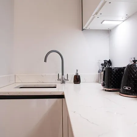 Elegant Riverside Penthouse With City Views * リーズ