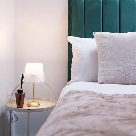 Elegant Riverside Penthouse With City Views * リーズ