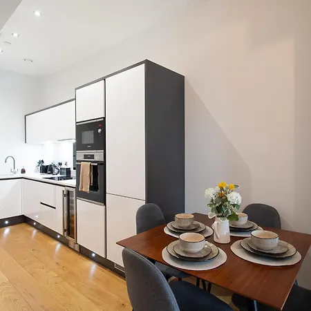アパート Elegant Riverside Penthouse With City Views