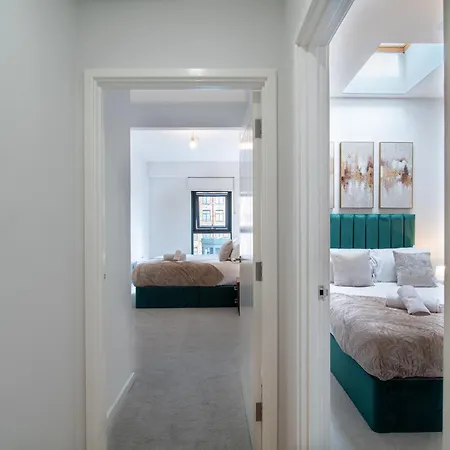 Elegant Riverside Penthouse With City Views リーズ