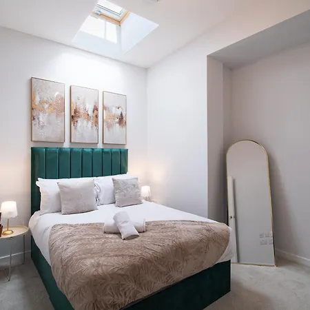 Elegant Riverside Penthouse With City Views リーズ