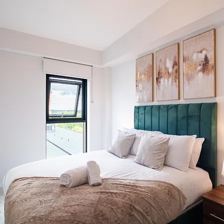 Elegant Riverside Penthouse With City Views * リーズ