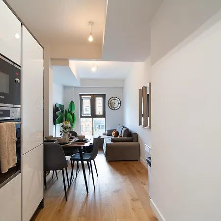 Elegant Riverside Penthouse With City Views アパート リーズ